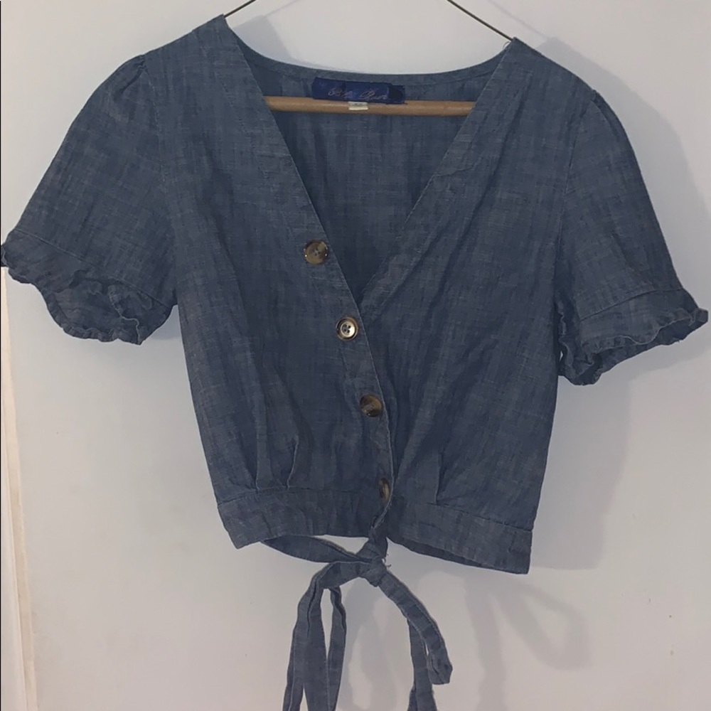 Wrap a round denim shirt